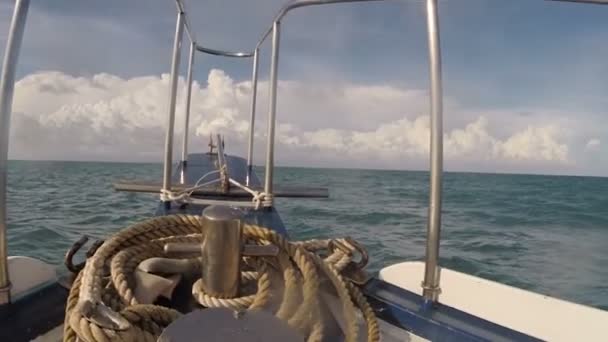 Meerblick vom Bug des Bootes durch das Liegeseil auf dem Hintergrund des Himmels in den Wolken sonniger Tag — Stockvideo