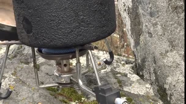 Escalador preparándose para el té de montaña quemador de gas con hierbas — Vídeos de Stock