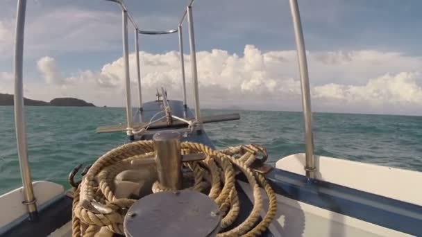 Meerblick vom Bug des Bootes durch das Liegeseil auf dem Hintergrund des Himmels in den Wolken sonniger Tag — Stockvideo