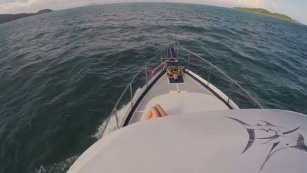 Femme sur le yacht Nez sur l'océan Sunning par une journée ensoleillée — Video