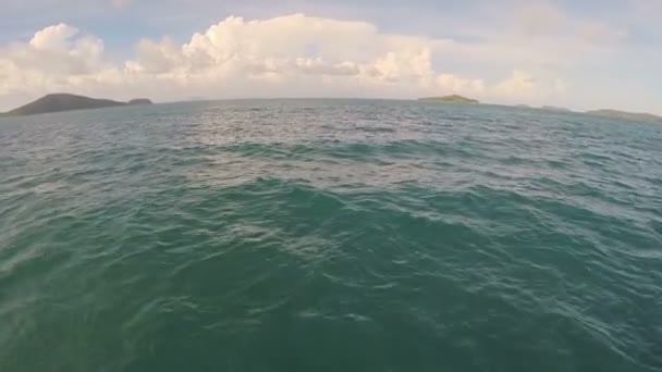 La surface de l'océan avec le nez du bateau à pleine vitesse — Video