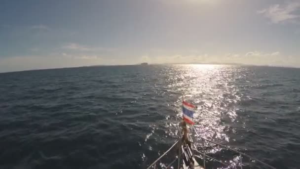 Superficie dell'oceano Con il naso della barca a tutta velocità, la nave va verso il sole — Video Stock