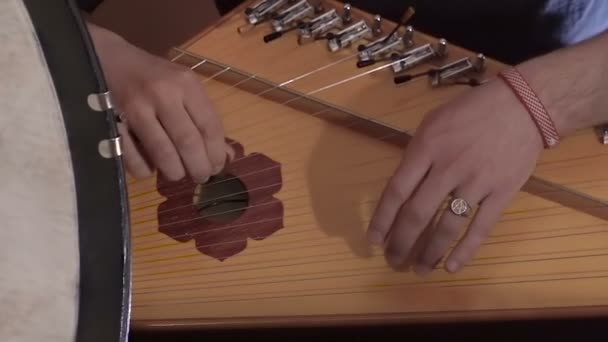 Tocando os instrumentos musicais étnicos — Vídeo de Stock