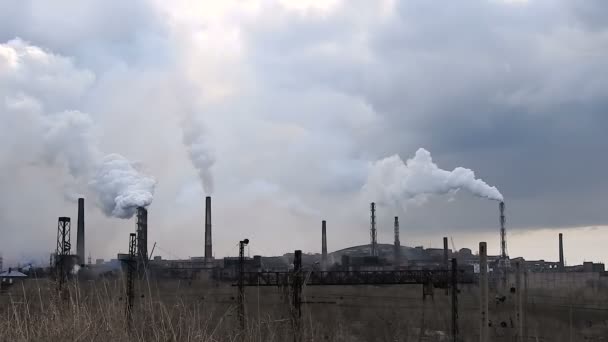 Endüstriyel baca kusmak bulutlar gökyüzünde duman hava kirliliği — Stok video