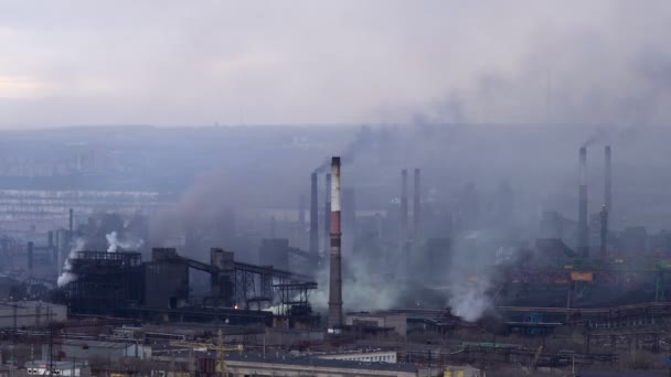 Zanieczyszczenia powietrza przez zakłady przemysłowe. Duży zakład na tle miasta. Rury, rzucanie dymu w niebo — Wideo stockowe