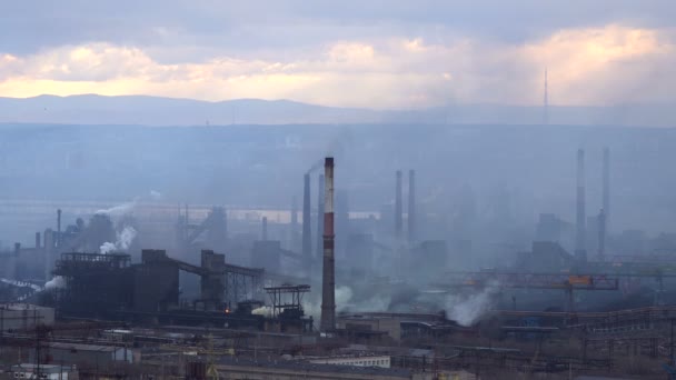 工場から大気汚染。都市の背景に大きな工場。パイプの煙を空に投げて — ストック動画