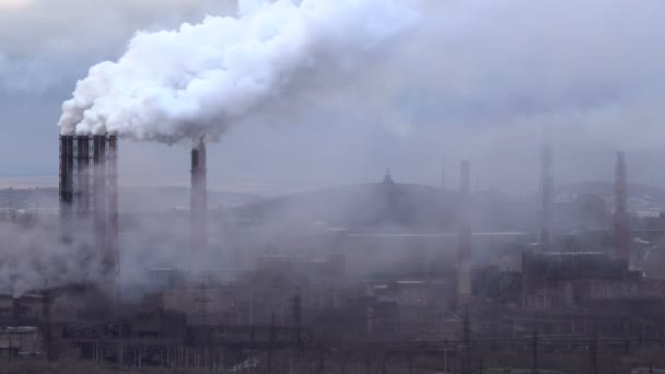 Contaminación del aire de las plantas industriales. Gran planta en el fondo de la ciudad. Tubos arrojando humo al cielo — Vídeos de Stock