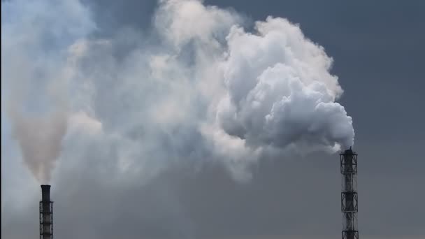 Contaminación del aire de las chimeneas industriales arrojan nubes de humo en el cielo — Vídeo de stock