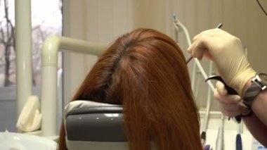 Bir sandalye diş hekimi diş hekimliği yordamı, doktor ve hemşire iş yerinde genç kadın