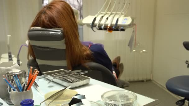 Mujer joven en la silla del dentista esperando olas en odontología — Vídeo de stock