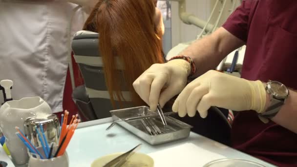 Mujer joven en silla Procedimiento odontológico para dentistas, doctora y enfermera en el trabajo — Vídeos de Stock