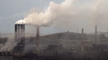 Hava kirliliği Sanayi tesisleri. Şehrin arka plan üzerinde büyük bitki. Gökyüzünde duman atma borular
