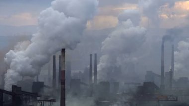 Hava kirliliği Sanayi tesisleri. Şehrin arka plan üzerinde büyük bitki. Gökyüzünde duman atma borular