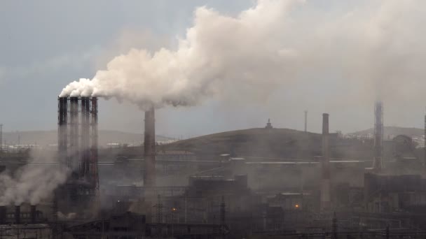 Contaminación del aire de las plantas industriales. Gran planta en el fondo de la ciudad. Tubos arrojando humo al cielo — Vídeo de stock