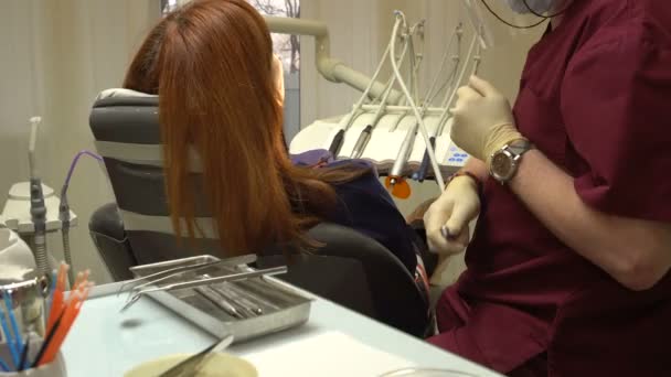Mujer joven en silla Procedimiento odontológico para dentistas, doctora y enfermera en el trabajo — Vídeo de stock