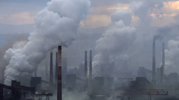 Luftverschmutzung durch Industrieanlagen. große Anlage auf dem Hintergrund der Stadt. Pfeifen werfen Rauch in den Himmel — Stockvideo