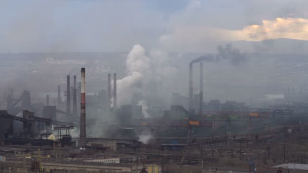 工場から大気汚染。都市の背景に大きな工場。パイプの煙を空に投げて — ストック動画