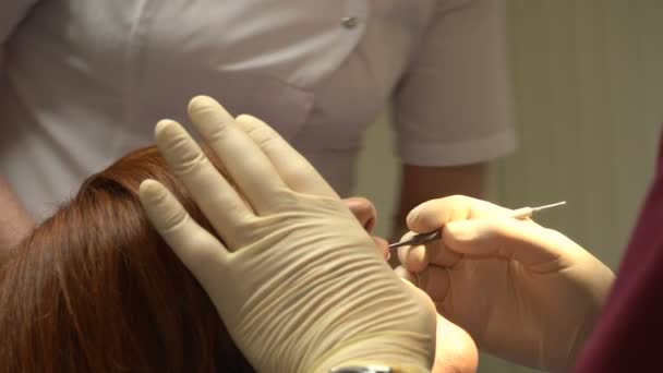 Mujer joven en silla Procedimiento odontológico para dentistas, doctora y enfermera en el trabajo — Vídeo de stock