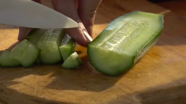 Ensalada de pepino en rodajas en una tabla de cortar de madera — Vídeo de stock