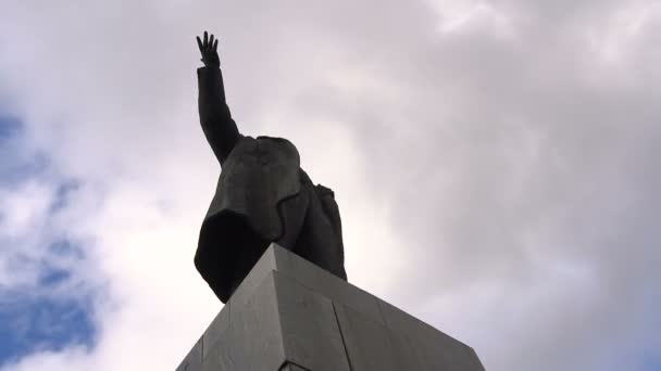 Лідер пам'ятник нижній подання на тлі хмар Taymlaps — стокове відео