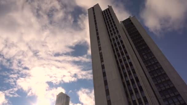 Vista do arranha-céu de baixo contra um fundo de nuvens em execução Taymlaps — Vídeo de Stock