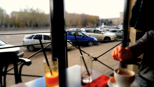 Straat in het hart van het Uitzicht van de stad vanuit het venster Cafes, zwaar verkeer, Taymlaps — Stockvideo