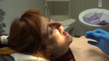 Diş Hekimliği genç kadın, ağrı ve sızdırmazlık