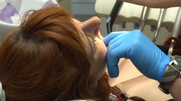 牙科年轻女人、 缓解疼痛和密封 — 图库视频影像