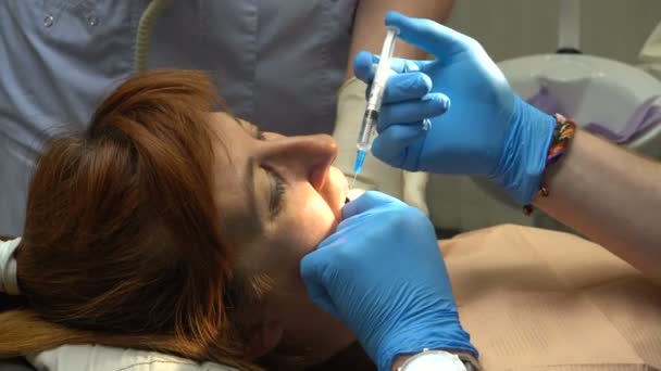 Молодая стоматология, инъекция анестезии — стоковое видео