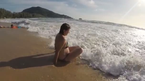 Mulher tomando banho no mar Ondas Aventura alegre — Vídeo de Stock