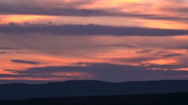 Gökyüzü bitti dağlar sonra günbatımı Taymlaps güneş