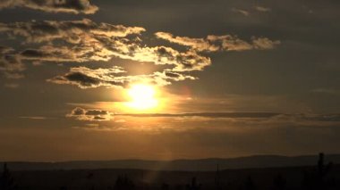 Aracılığıyla güzel bulutu Taymlaps dağlarda günbatımı