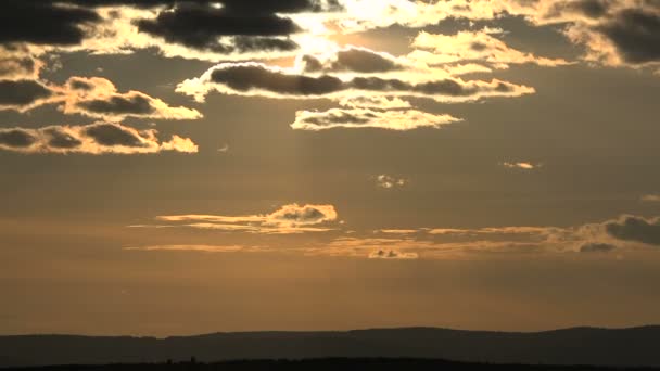 Puesta de sol en las montañas a través de hermosas nubes Taymlaps — Vídeos de Stock