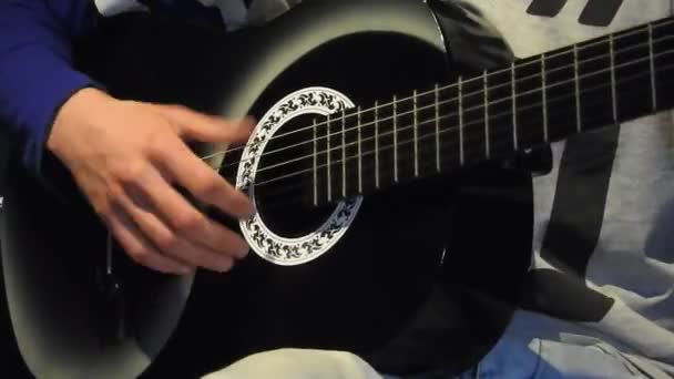 6 telli akustik gitar büyük elleri oynamanın dizeleri ve perdeler — Stok video