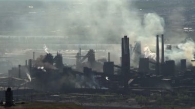 Çevre kirliliği. Büyük bir bitki gökyüzünden Taymlaps duman.