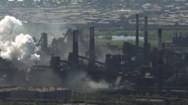 Doğa kirliliği fabrika emisyonları havaya. Taymlaps. Şehrin arka plan üzerinde Metalurji tesisi.