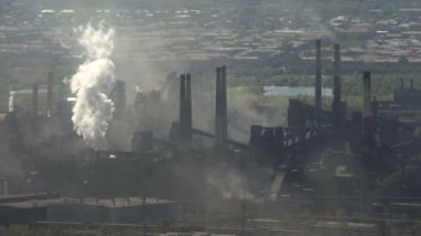 Doğa kirliliği fabrika emisyonları havaya. Şehrin arka plan üzerinde Metalurji tesisi.