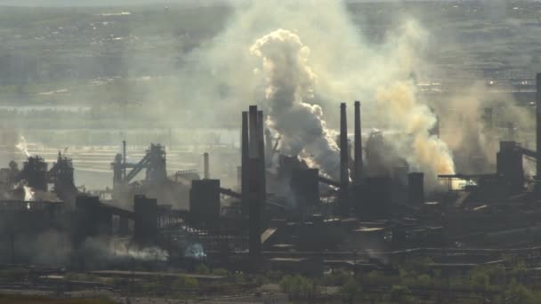 Inquinamento Grande industria di fabbrica sullo sfondo di edifici urbani in estate — Video Stock