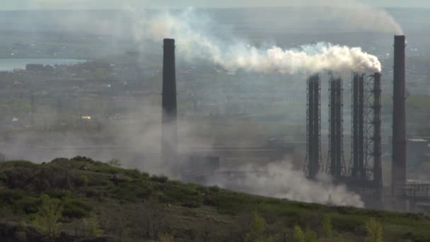 Förorening stora fabriken Industry mot bakgrund av stadens byggnader i sommar — Stockvideo