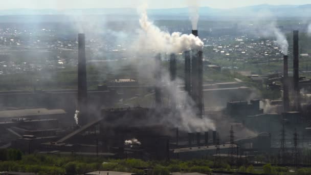 Emisiones de la fábrica de contaminación de la naturaleza en el aire. Planta Metalúrgica sobre los Antecedentes de la Ciudad . — Vídeo de stock
