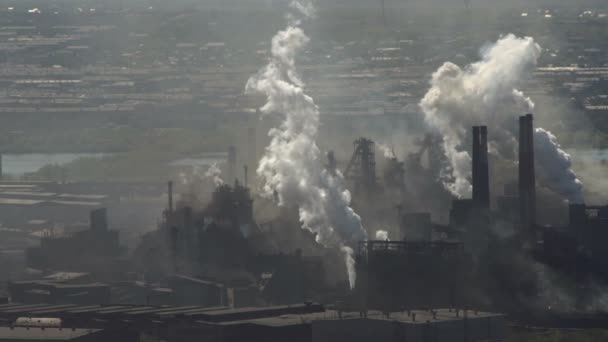 Charakter zanieczyszczeń fabryki emisji do powietrza. Metalurgicznych na tle miasta. — Wideo stockowe