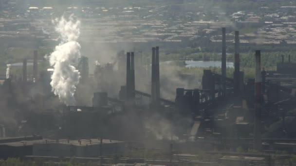 Natur föroreningar fabriken utsläpp till luften. Metallurgical växten på bakgrund av staden. — Stockvideo