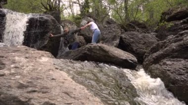 Çift erkek ve kadın bir dağ nehir üzerinde bir şelale yaz gün olacak