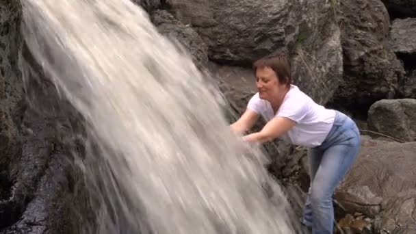 Vrouw wast haar waterval van plezier lacht waterval berg rivier schoon Water — Stockvideo