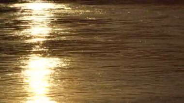 Gün batımında güneş yüzeyinden Altın Nehri