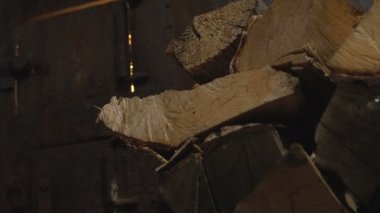 Eski demir bir dağ barınak yanık odun sobası