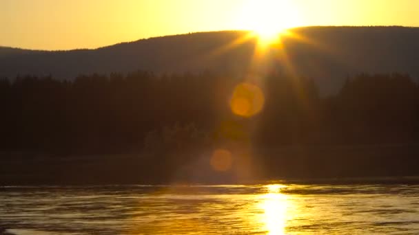 Taymlaps Sunset in the Mountains Above the River Reflection of Sun on Water — Stock Video