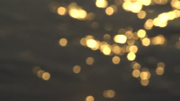 Réflexions Bokeh d'or abstraites sur la surface de l'eau 