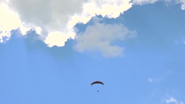 아름 다운 구름 여름, 화창한 날의 배경에 비행 글라이더. — 비디오
