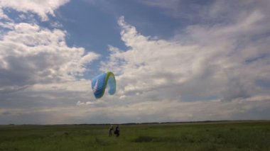 Yamaç paraşütü öğretim üyesi ve öğrenci. Açık kanatlı yerdeki eğitim.